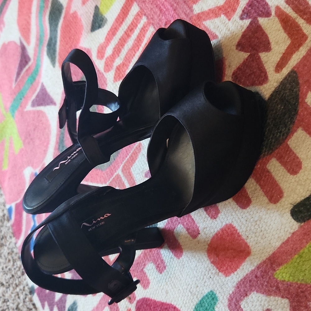 NINA NEW YORK PANGEA-LS BLACK LUSTER SATIN PLATFORM HEELS. Size 9.5